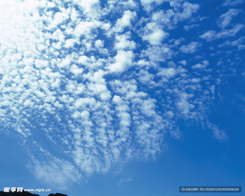 蓝天之上的梦幻云朵