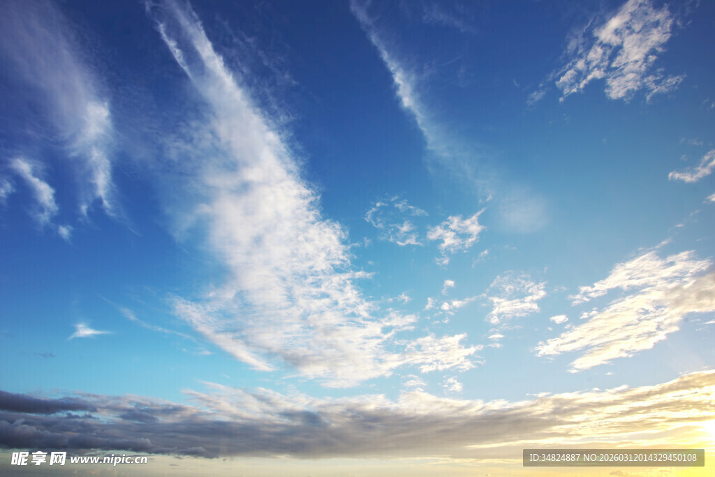 蓝天暖阳伴卷云