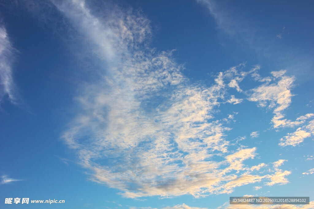 蓝天飘絮状白云美景