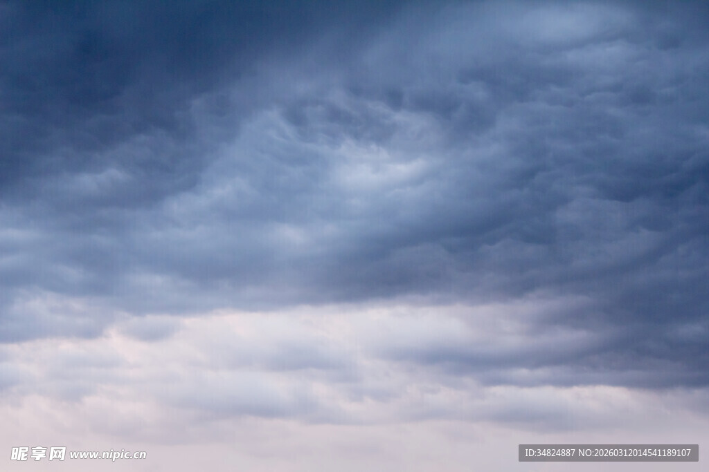 天空中的絮状云层