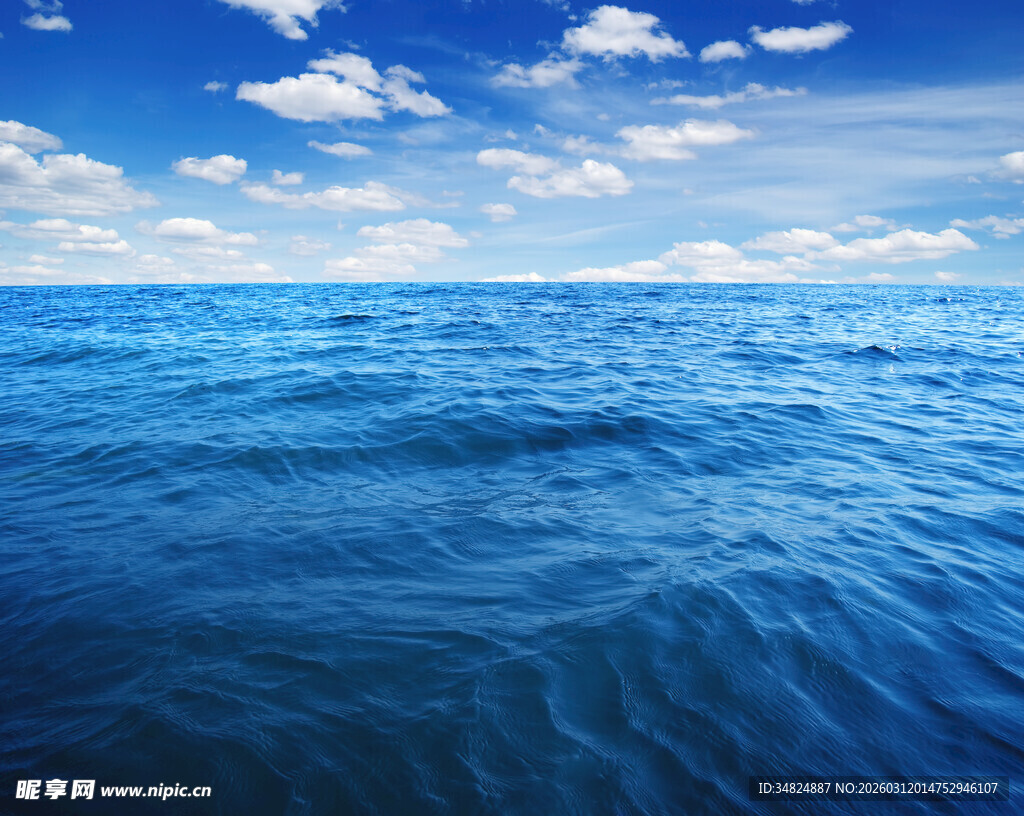 广阔蔚蓝大海与蓝天白云
