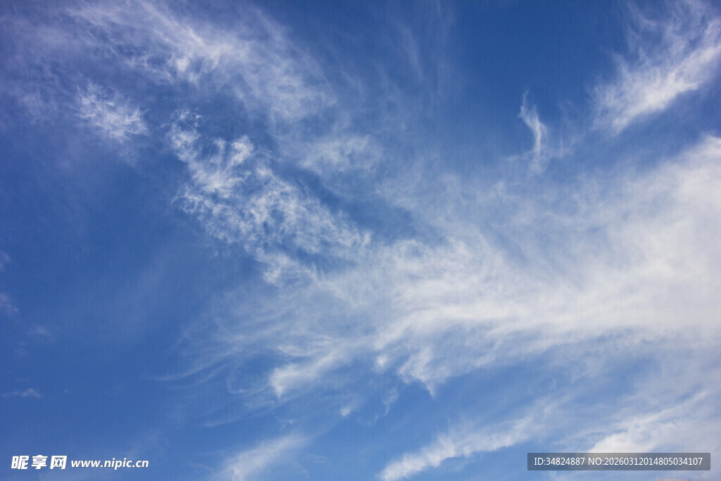 蔚蓝天空中的飘逸白云