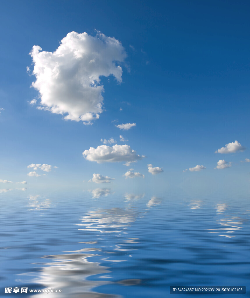 蓝天碧海间的梦幻云朵