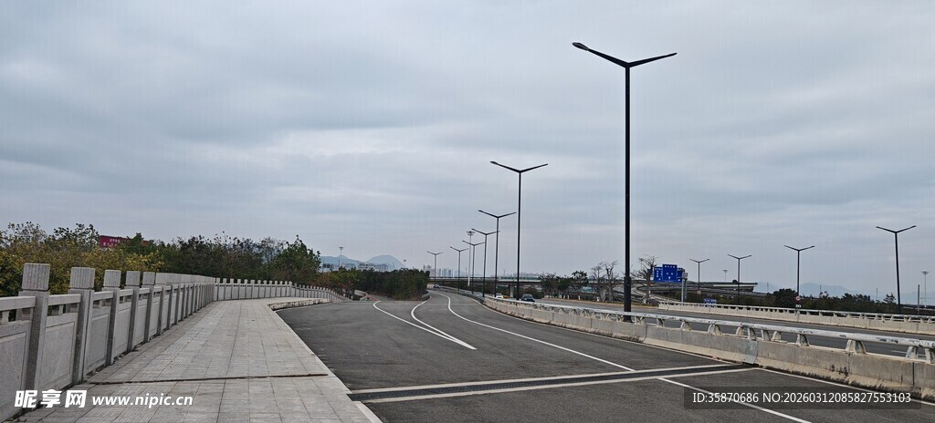 空旷道路与林立路灯