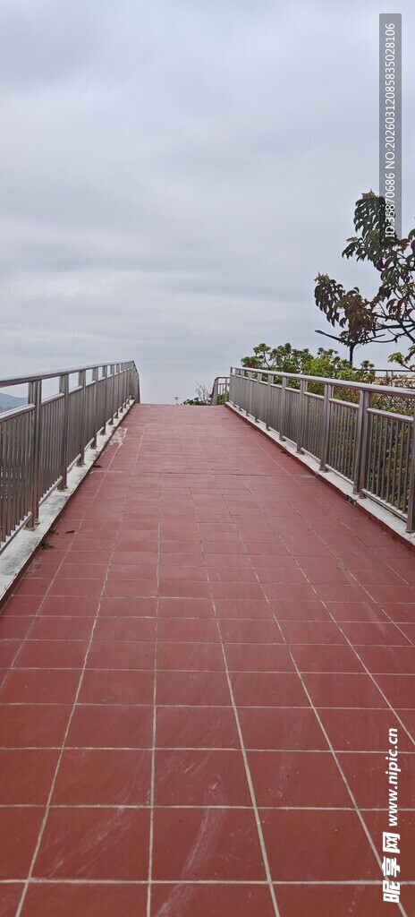 海边红砖步道延伸向远方