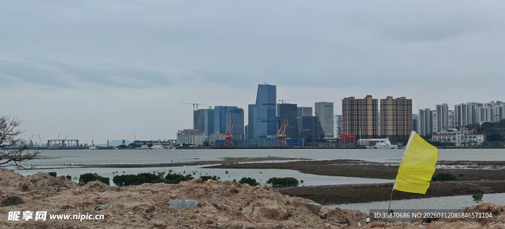 城市远景与前景黄色标识