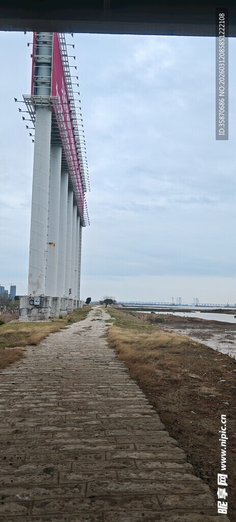 海边长桥旁的砖石步道
