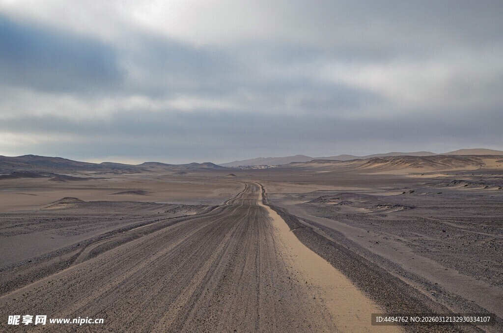 荒漠中的空旷长路