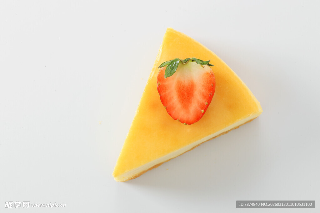 草莓装饰的美味芝士蛋糕