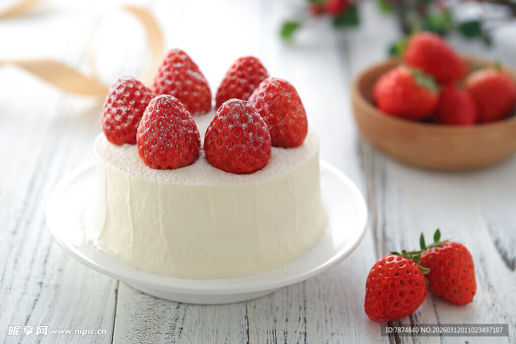草莓装饰的美味奶油蛋糕