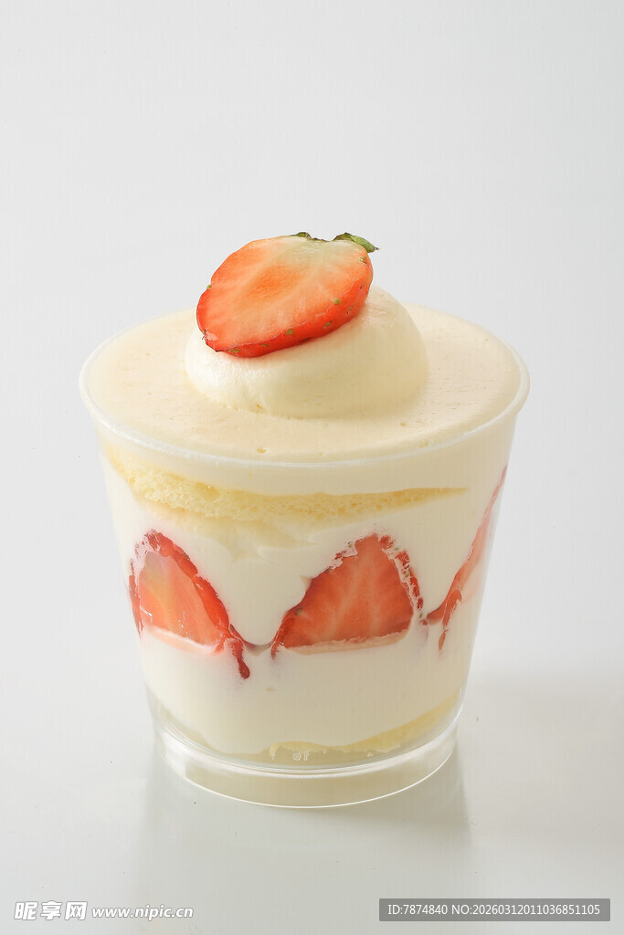 草莓奶油杯甜点