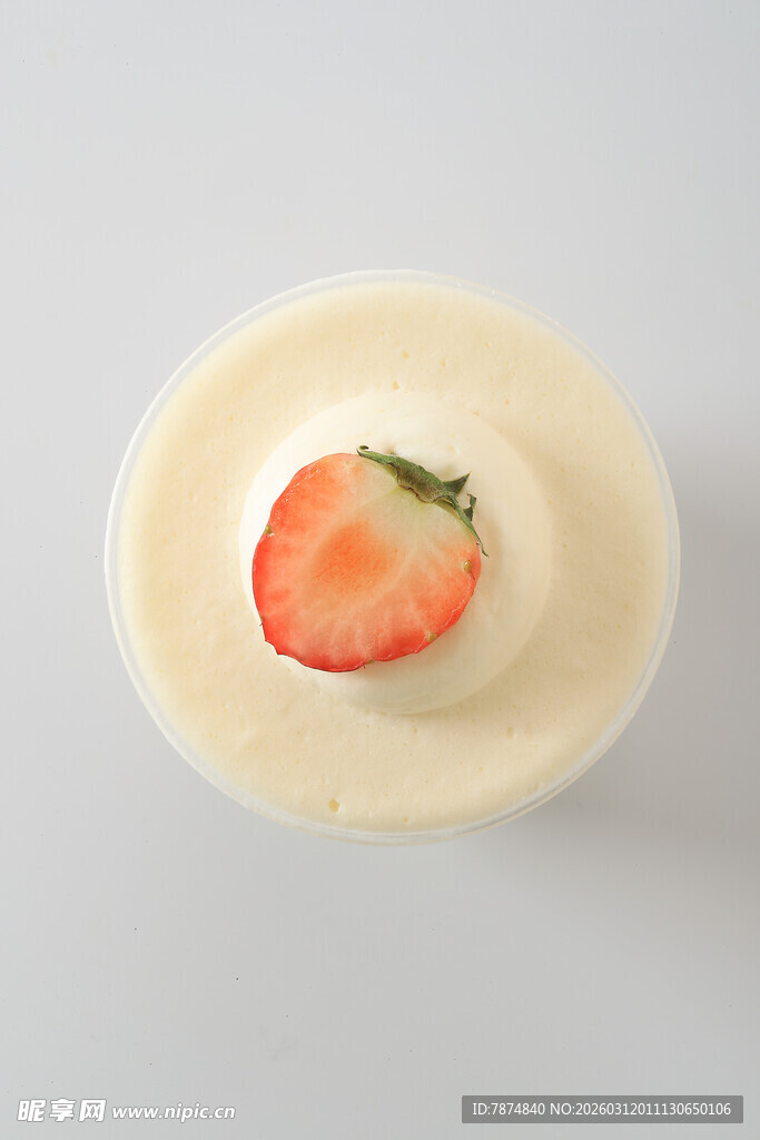 草莓点缀的美味奶昔