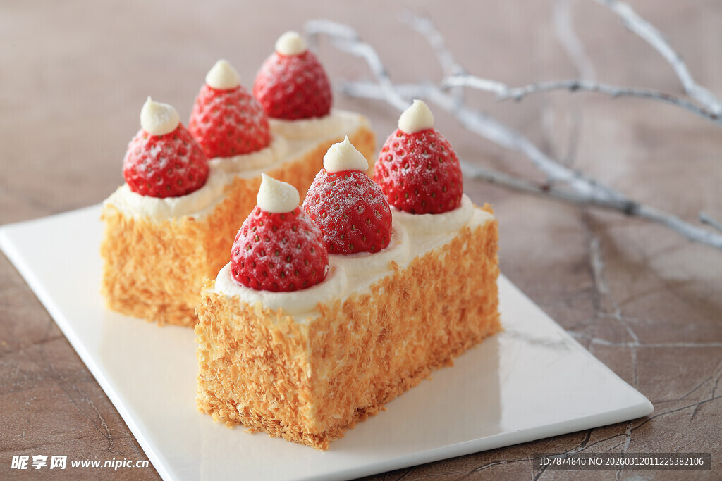 草莓装饰的美味多层蛋糕