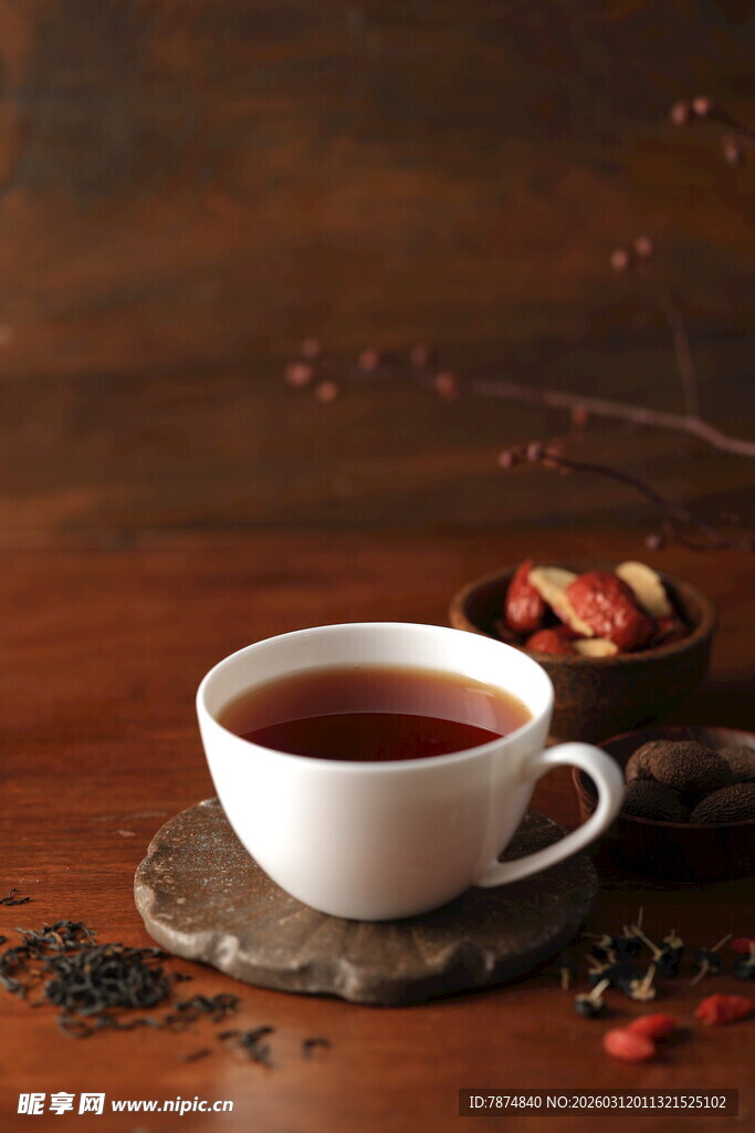 一杯热茶配坚果与药材