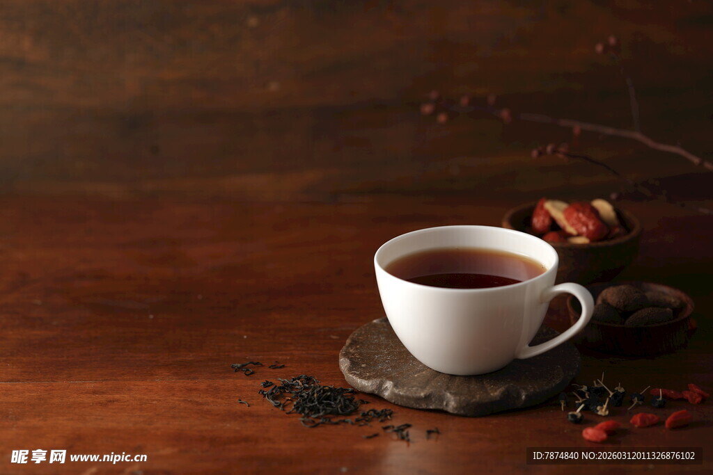 木桌上的一杯热茶