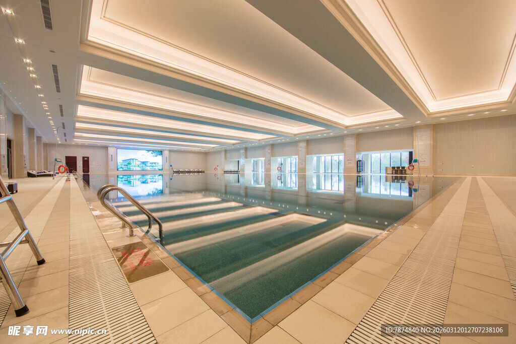 豪华室内游泳池健身场所