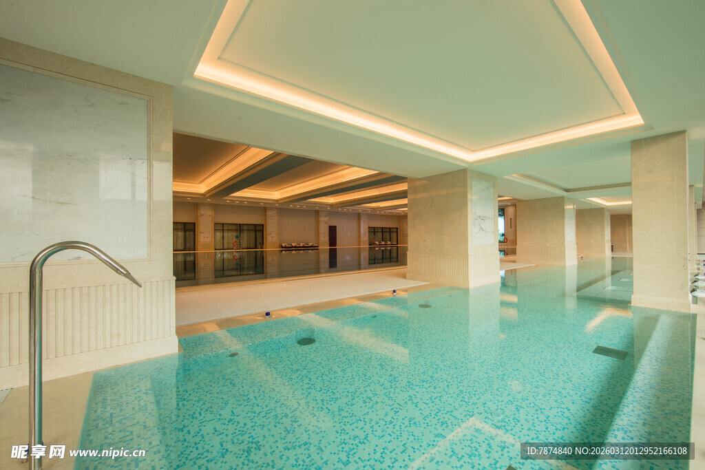 室内豪华恒温游泳池