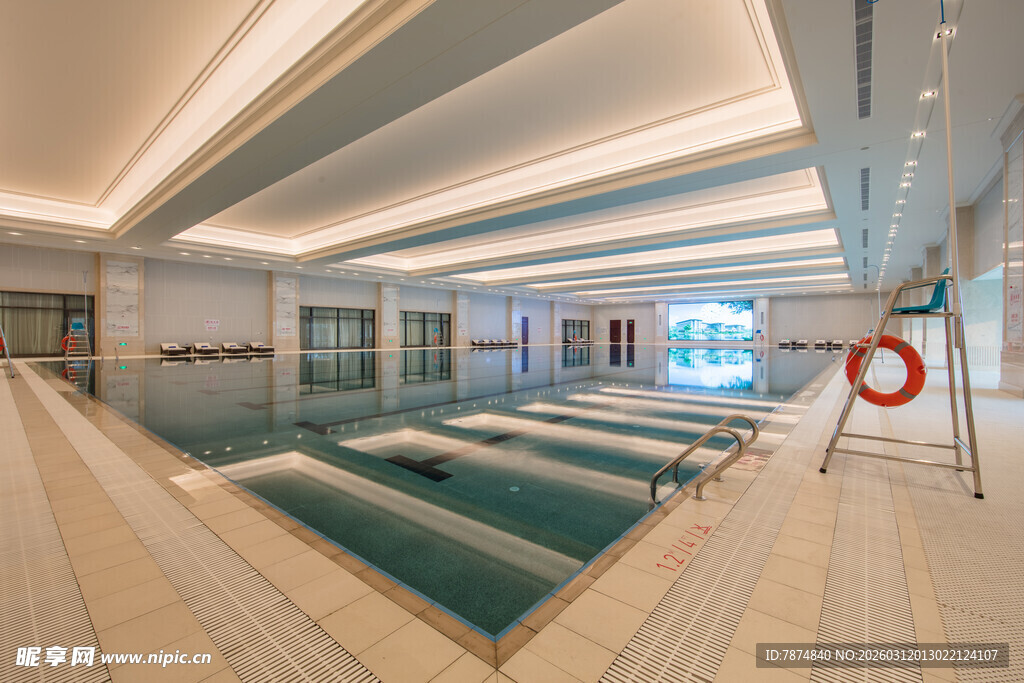 现代室内游泳池场景