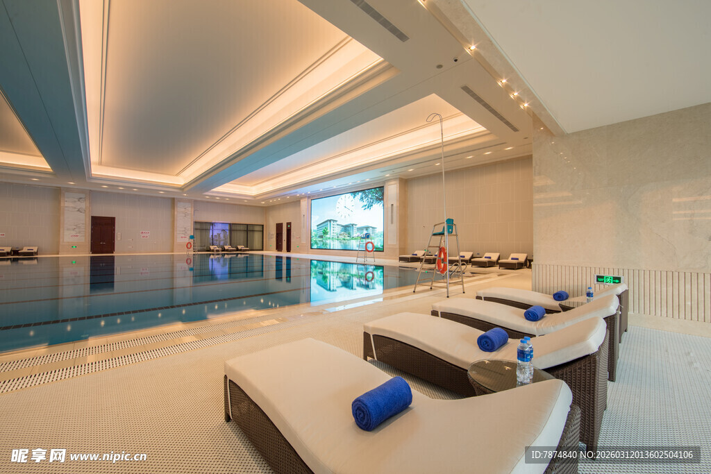 豪华室内泳池休息区场景