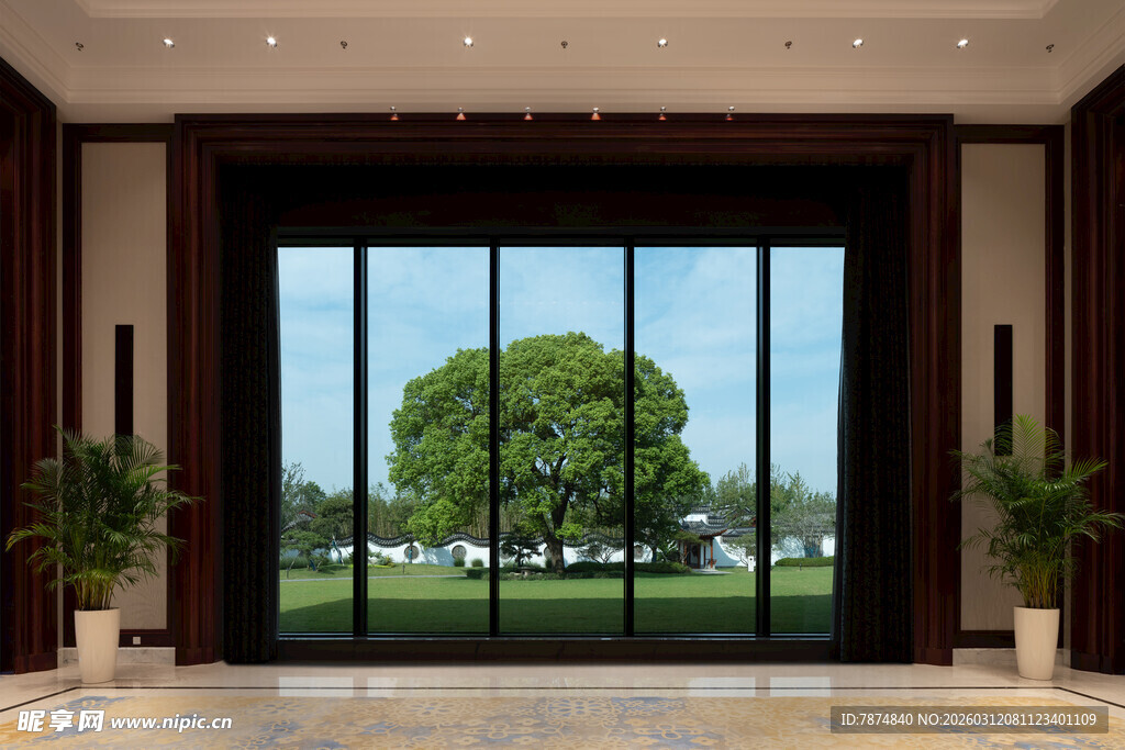 豪华大厅外的绿意景致