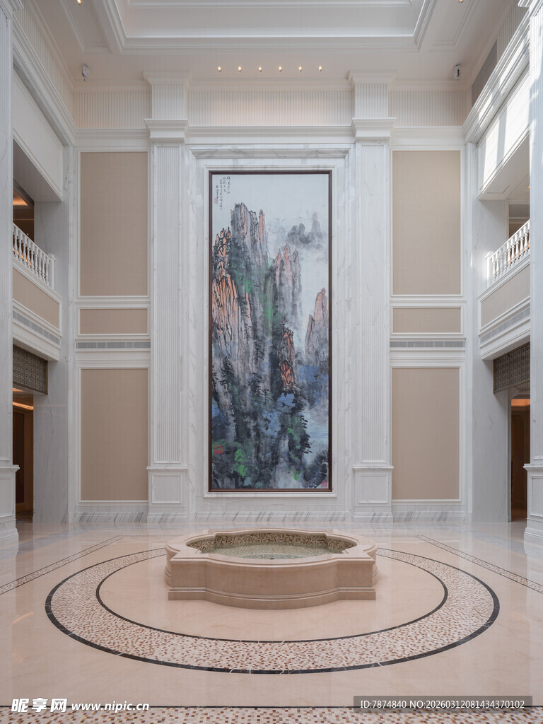 大厅中式挂画与圆形平台