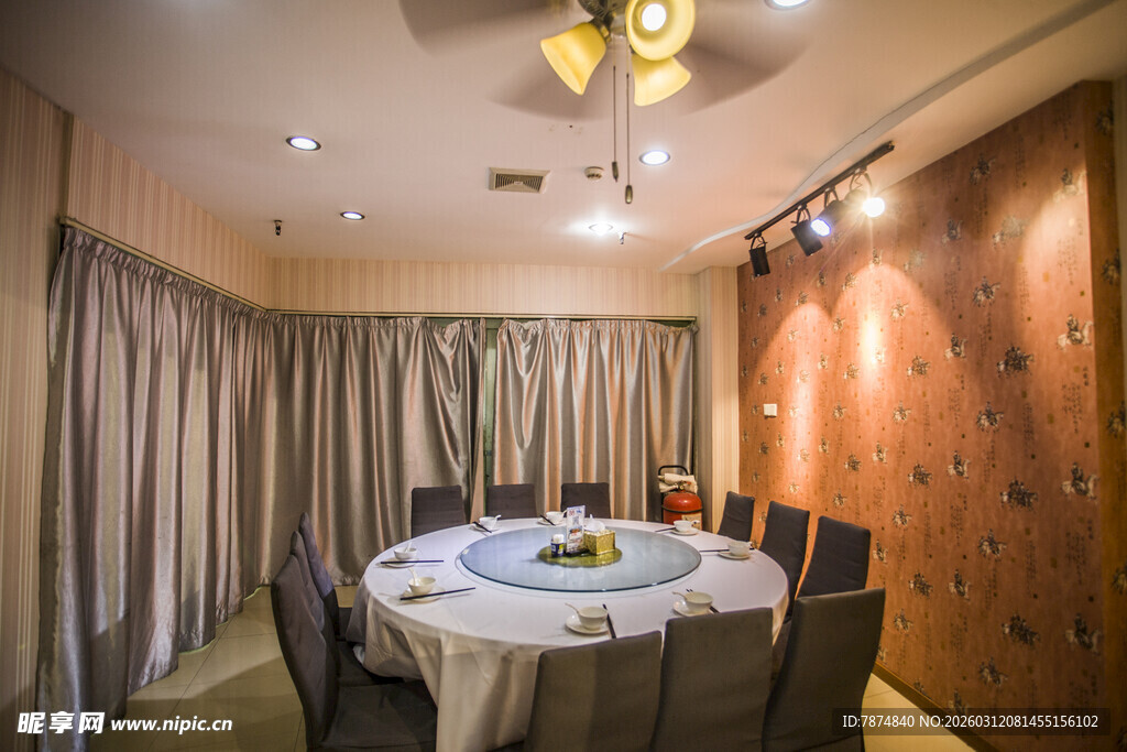 温馨雅致的中式餐厅包间