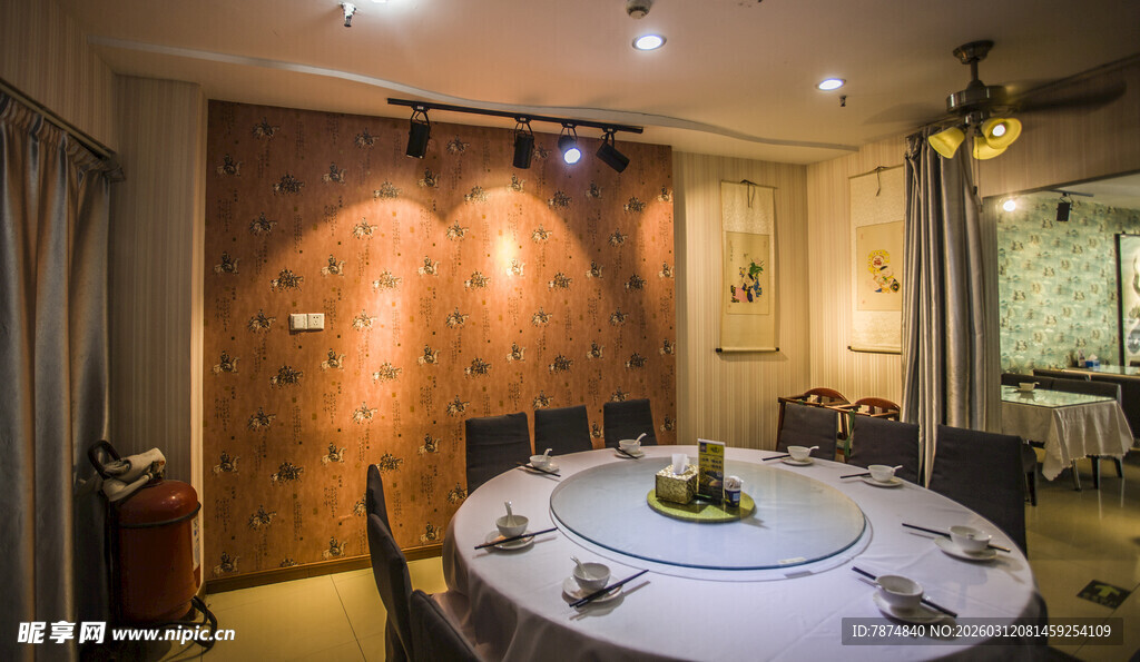 中式典雅圆桌餐厅包间