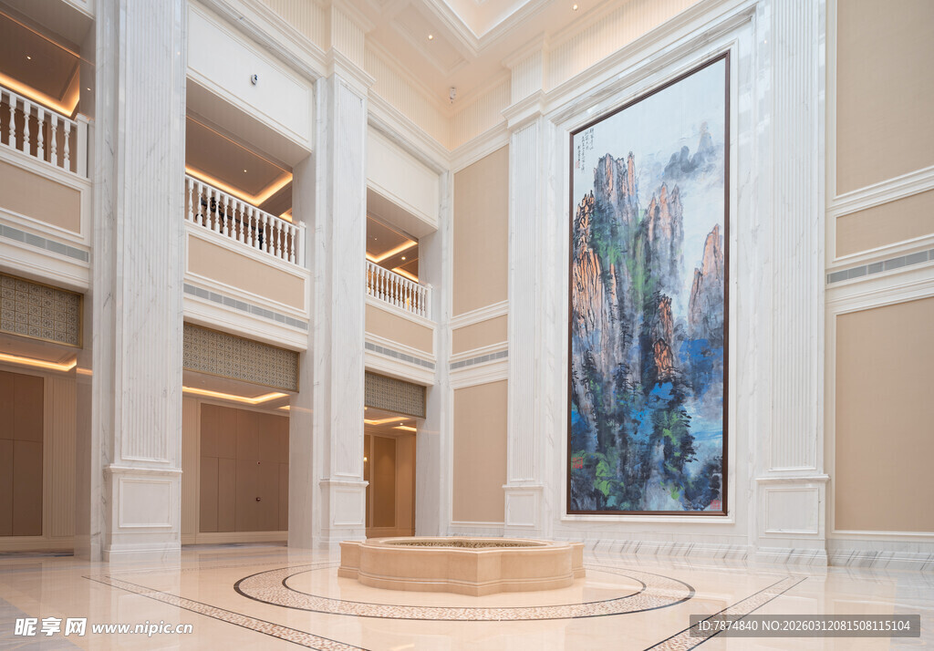 豪华大厅中的艺术画作展示