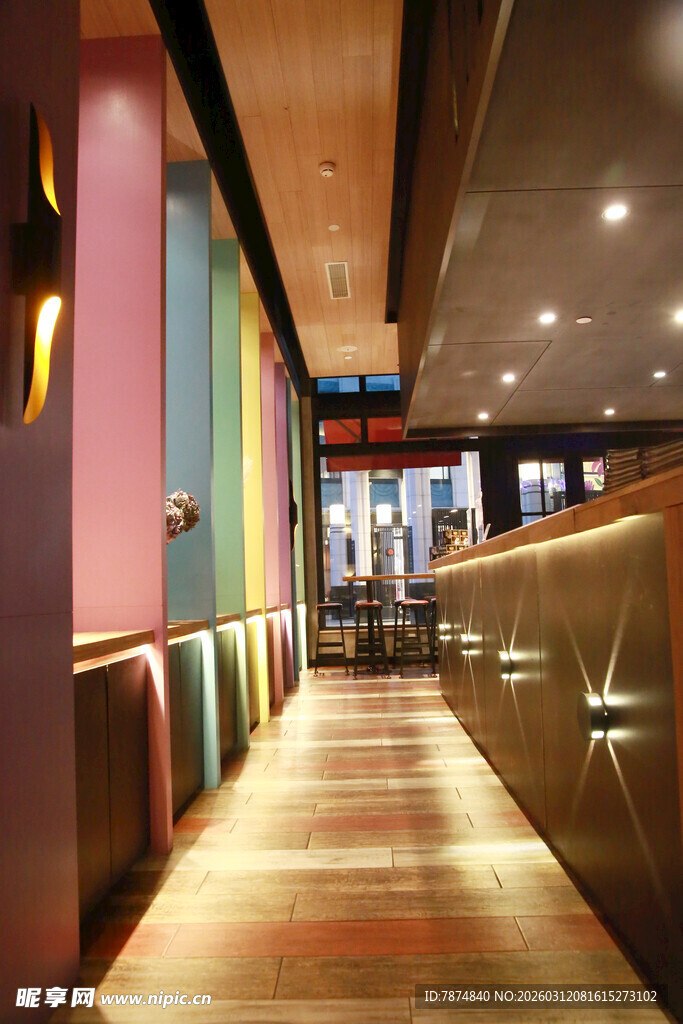 时尚多彩的餐厅过道空间