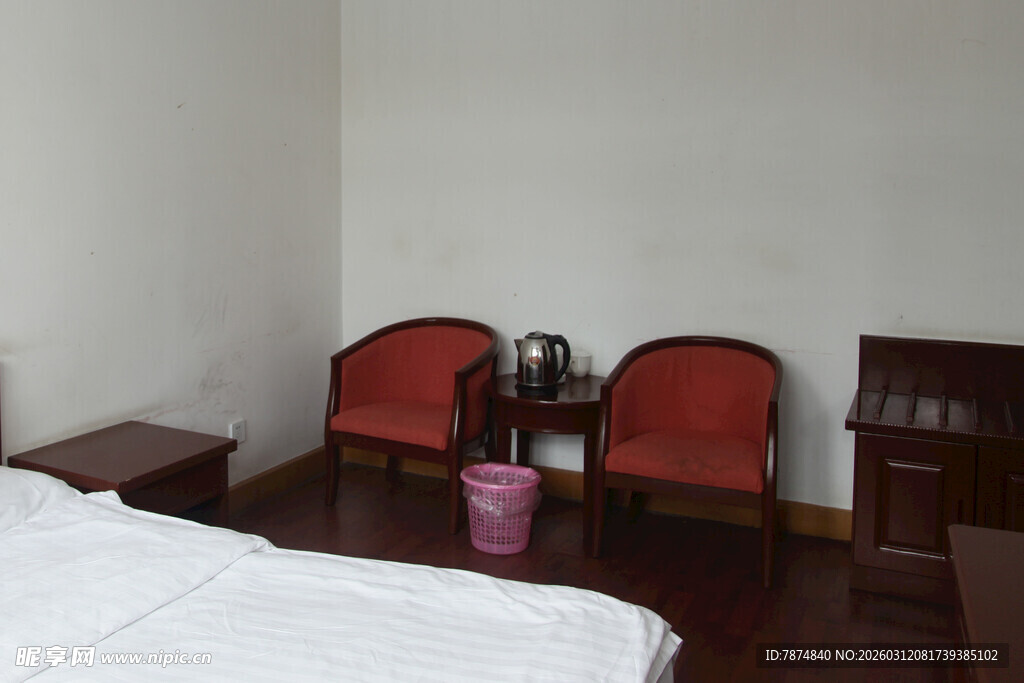 简约卧室场景 红椅配床