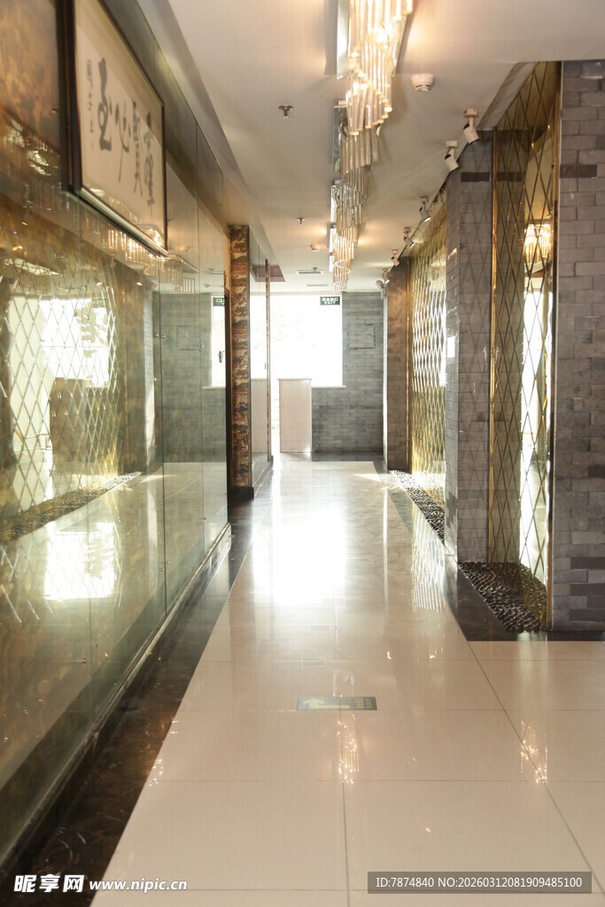 豪华宽敞的室内走廊空间