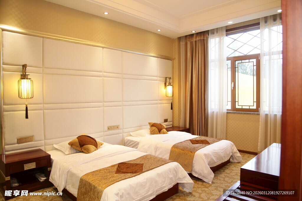 温馨双床酒店客房场景