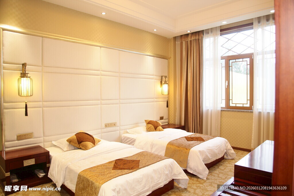 温馨双床酒店客房场景