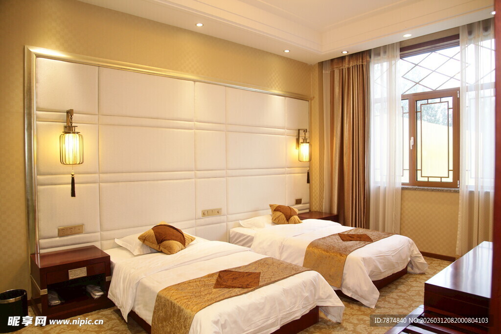 温馨双床酒店客房空间