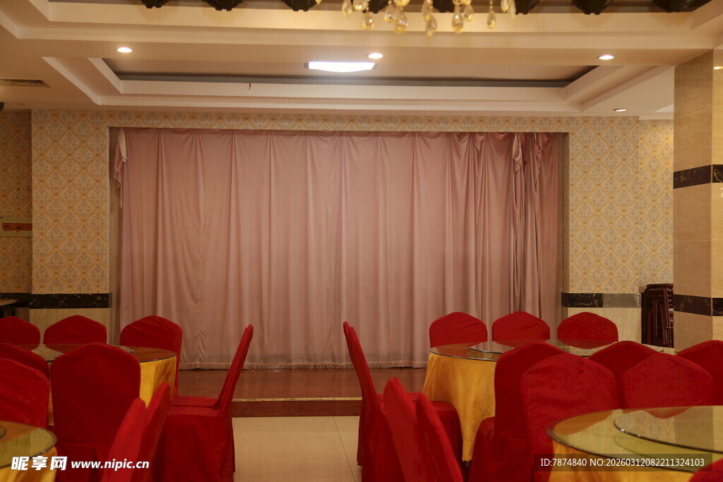 宴会厅内红椅圆桌布置