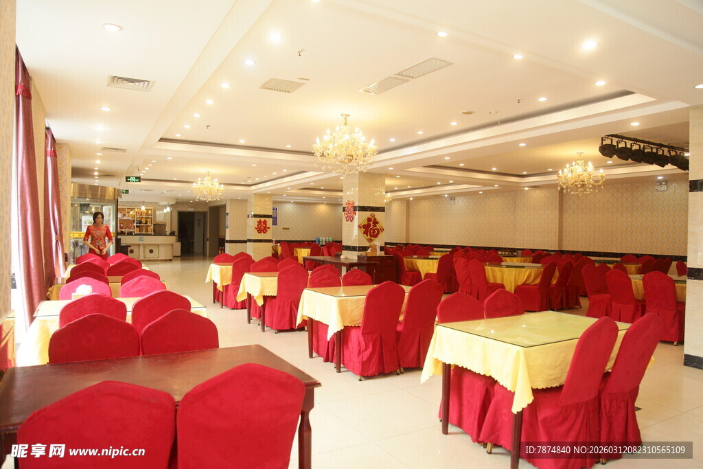 豪华宴会大厅布置精美