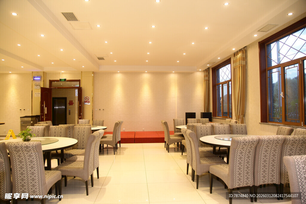 优雅明亮的室内餐饮空间