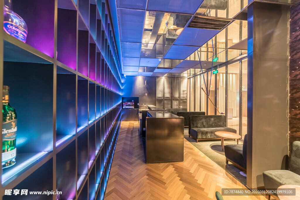 时尚酒吧内部的绚丽空间
