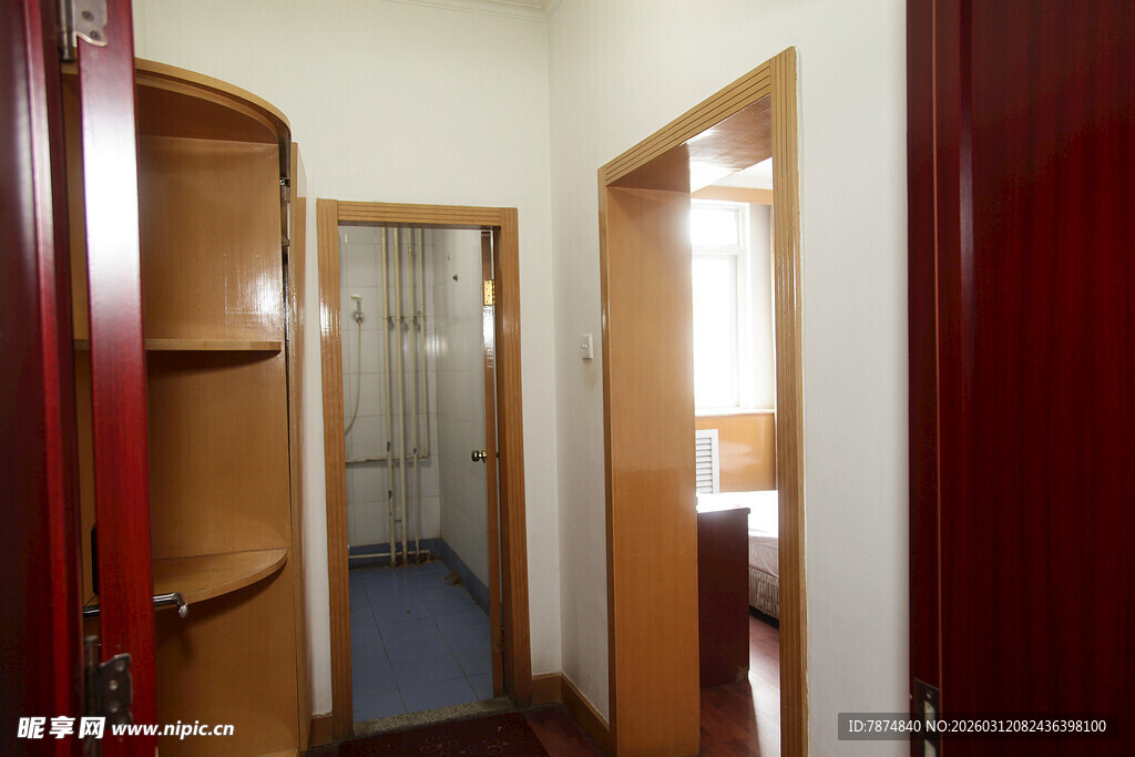 室内木质门框与储物柜场景