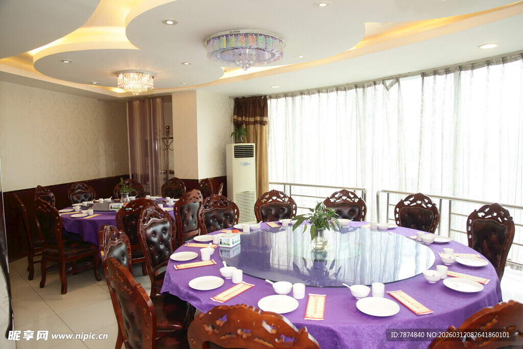 优雅紫色调餐厅圆桌布置