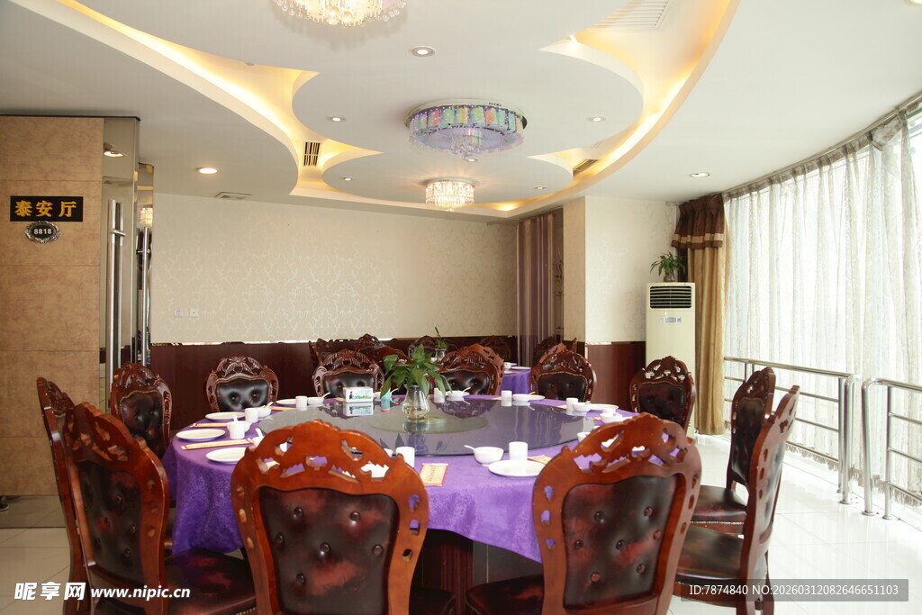 豪华餐厅圆桌用餐场景