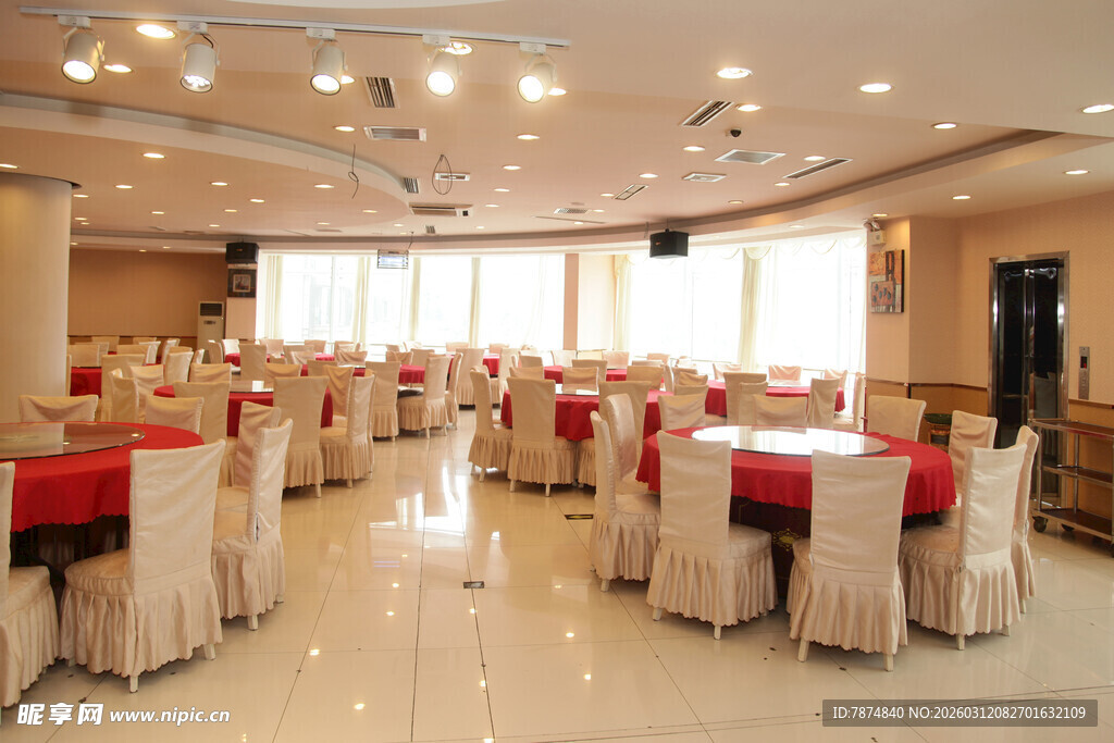 豪华宴会厅布置精美