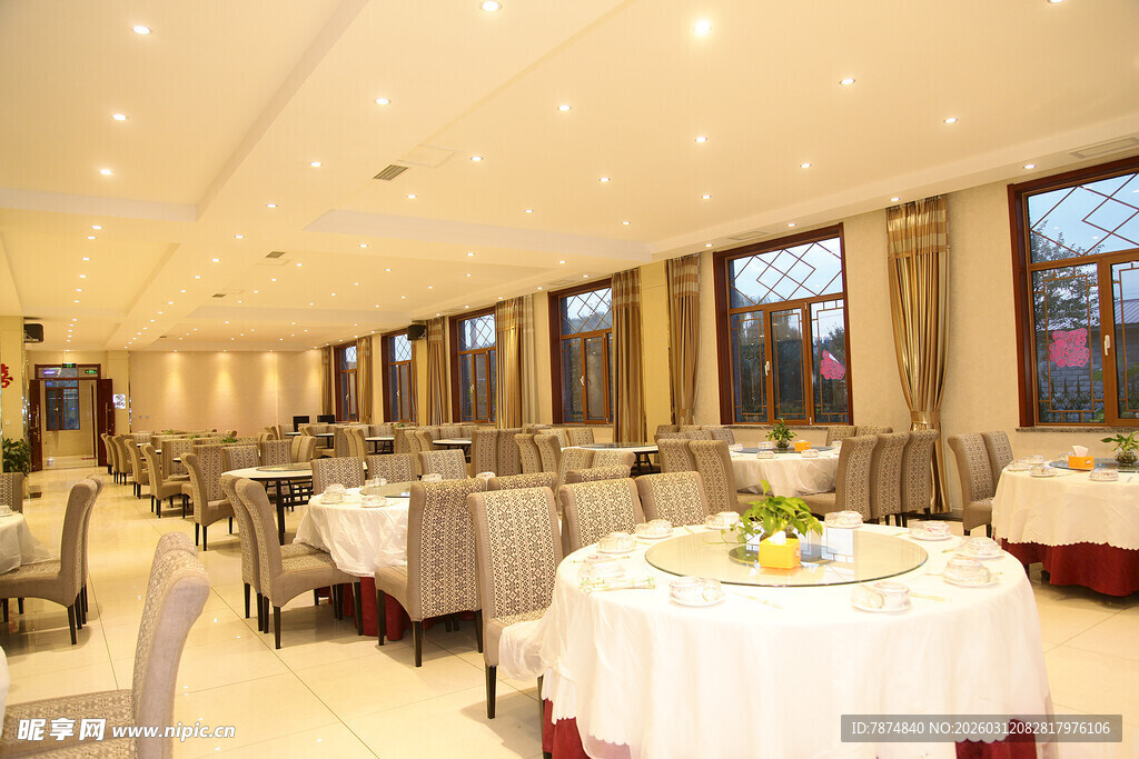 豪华宴会厅布置精美桌椅