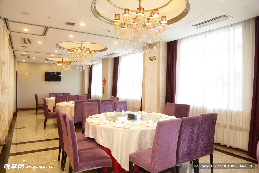 优雅紫色调餐厅包间场景