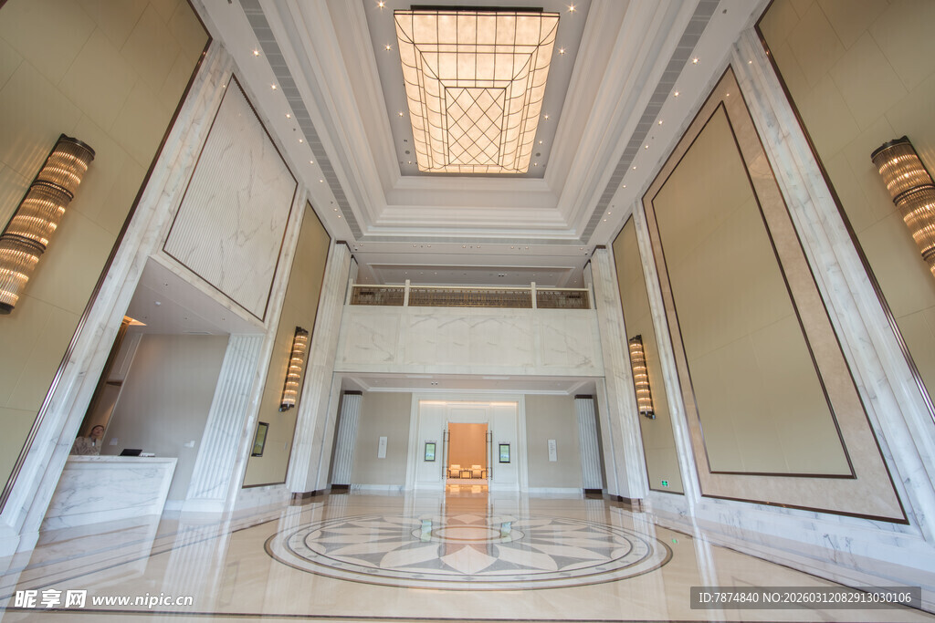 豪华大厅内的精致雕塑