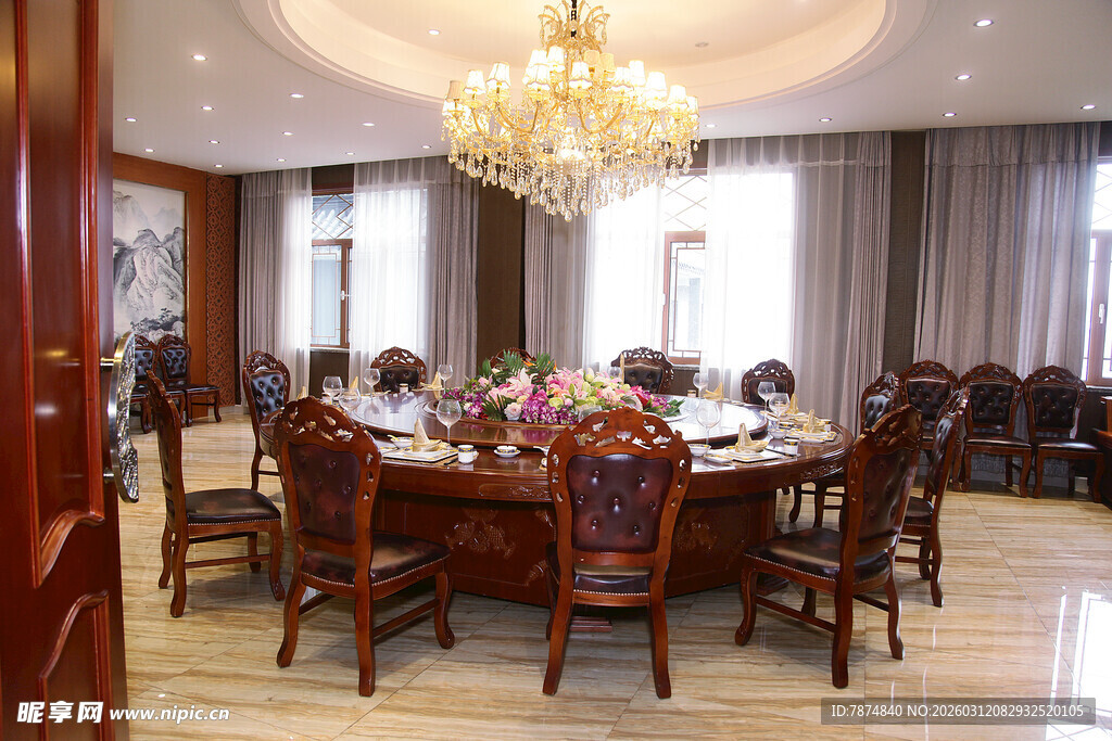 豪华中式餐厅实木桌椅布置