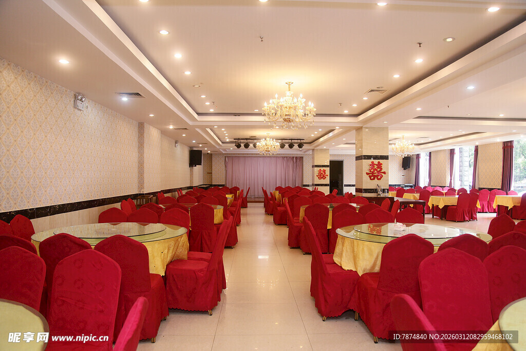 豪华宴会厅 红椅金桌布置