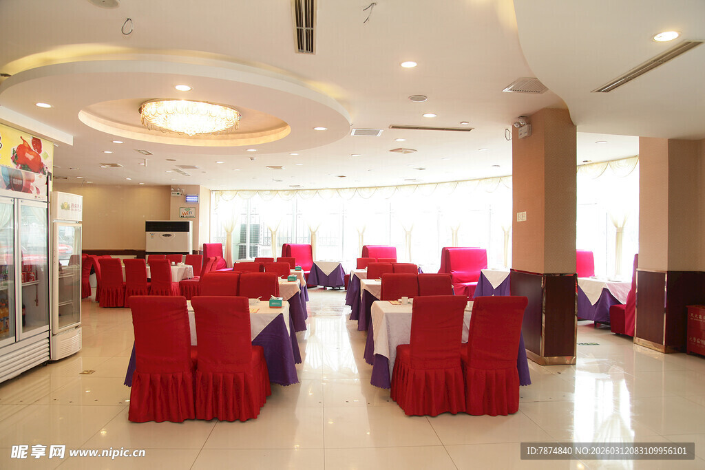 豪华宴会厅内的红色座椅布置
