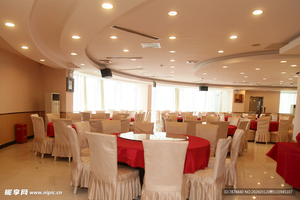宽敞明亮的宴会大厅布置