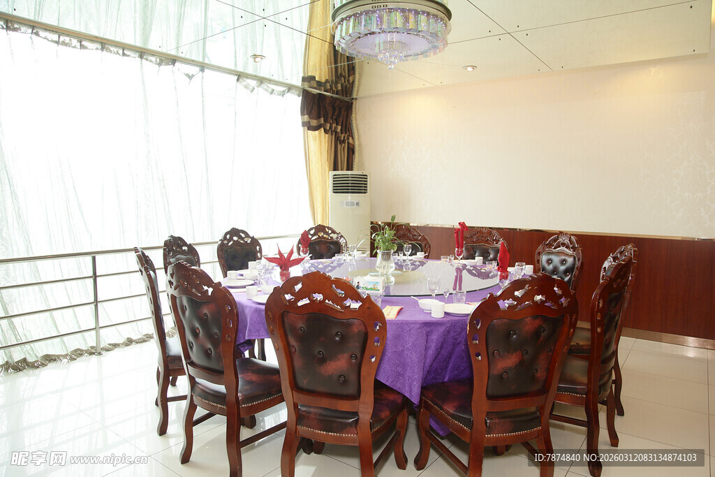 优雅餐厅内的一桌精致布置